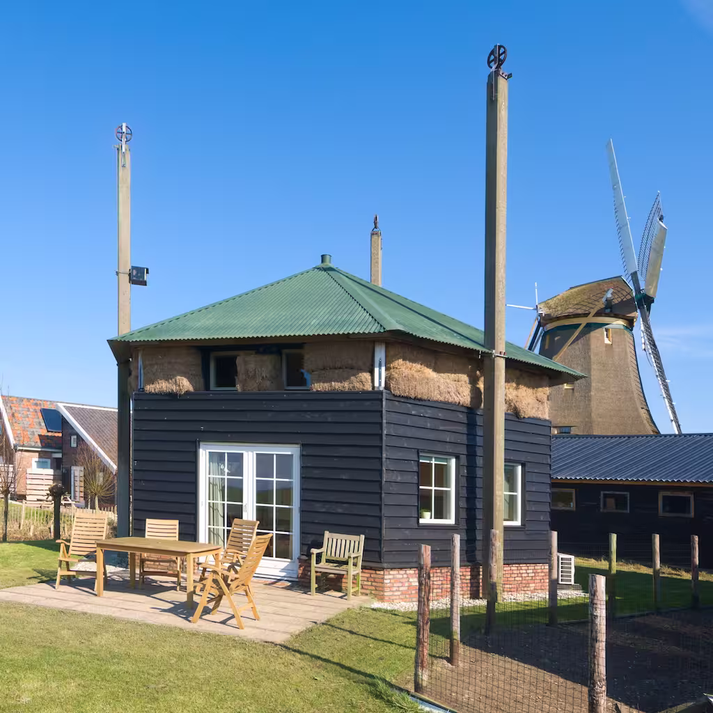 Het hooiberghuis met het terras